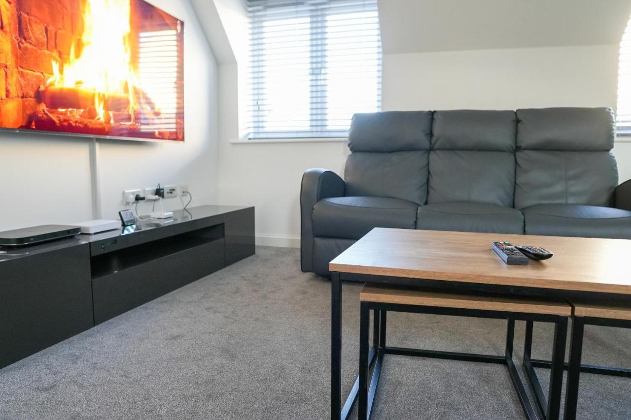 Stunning Two-Bedroom Apartment At A3Ree, Free Parking, Near Cribbs Causeway Mall Бристоль Екстер'єр фото
