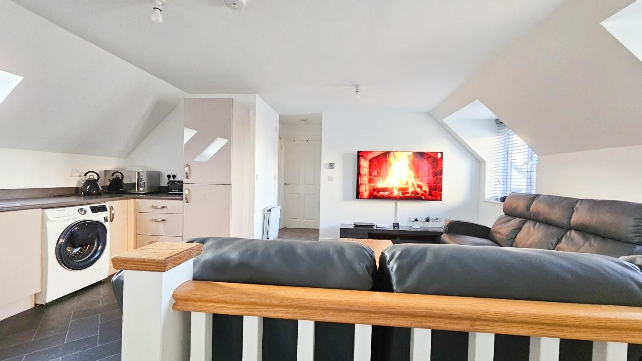 Stunning Two-Bedroom Apartment At A3Ree, Free Parking, Near Cribbs Causeway Mall Бристоль Екстер'єр фото