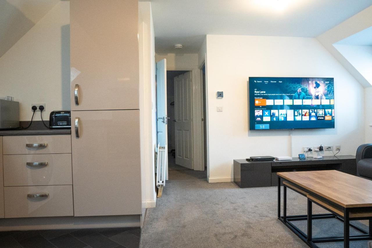 Stunning Two-Bedroom Apartment At A3Ree, Free Parking, Near Cribbs Causeway Mall Бристоль Екстер'єр фото